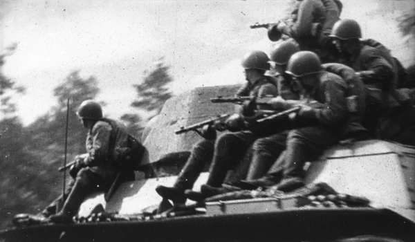Soldați infanteriști sovietici transportați de un tanc (© Getty Images) 