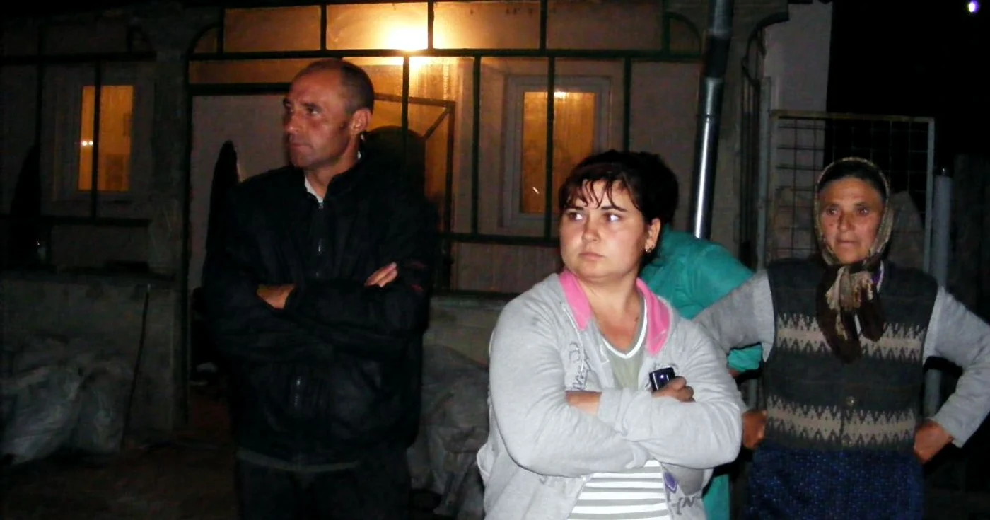 Vecinii celor doi bătrâni stupefiaţi de cele petrecute FOTO Corina Macavei