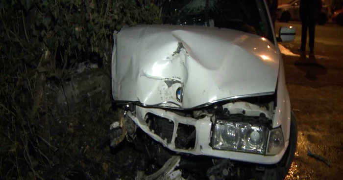 În urma impactului, trei pasageri au ajuns la spital cu răni multiple la cap şi membre