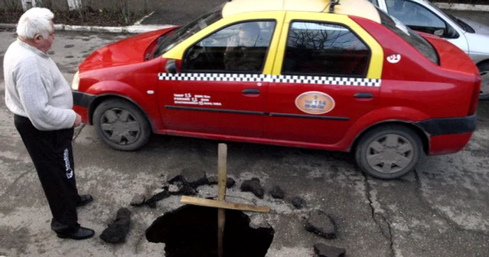 Apariţia "craterului" i-a speriat pe localnici.  Foto: D. Guţă
