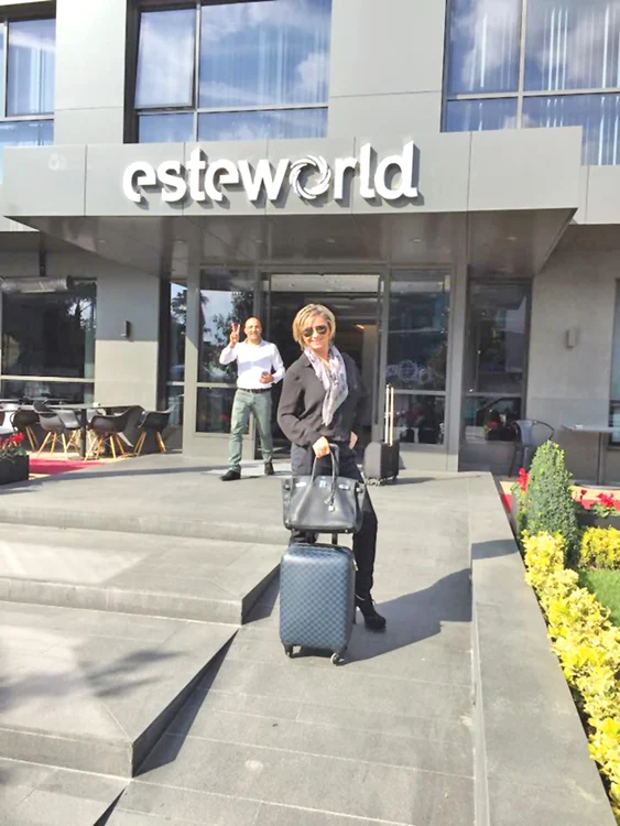 Cu geanta Hermes, un zâmbet mare şi o  valiză. Aşa s-a internat ieri Anamaria  Prodan la clinica din Istanbul