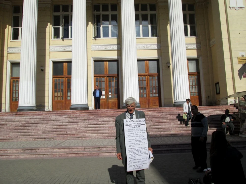 Fostul primar din Valea Mare ameninţă că-şi va da foc în faţa Tribunalului Vâlcea
