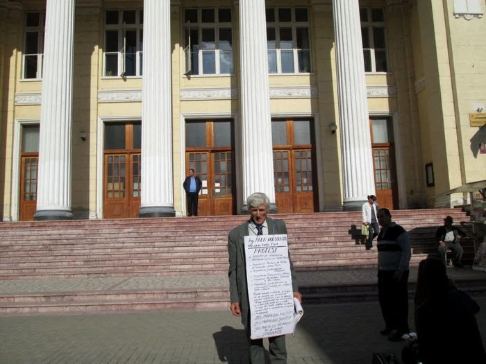 Fostul primar din Valea Mare ameninţă că-şi va da foc în faţa Tribunalului Vâlcea