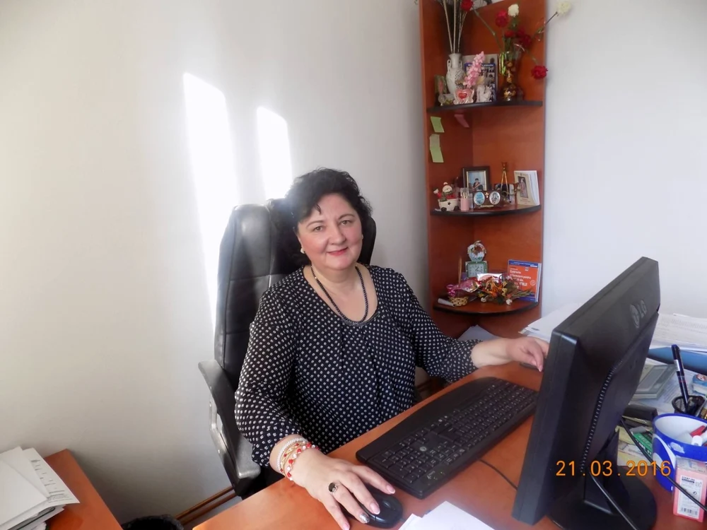 Camelia Romcescu - contabila Primăriei Slătioara - Vâlcea care candidează ca primar în locul soţului declarat incompatibil Foto Arhiva personală