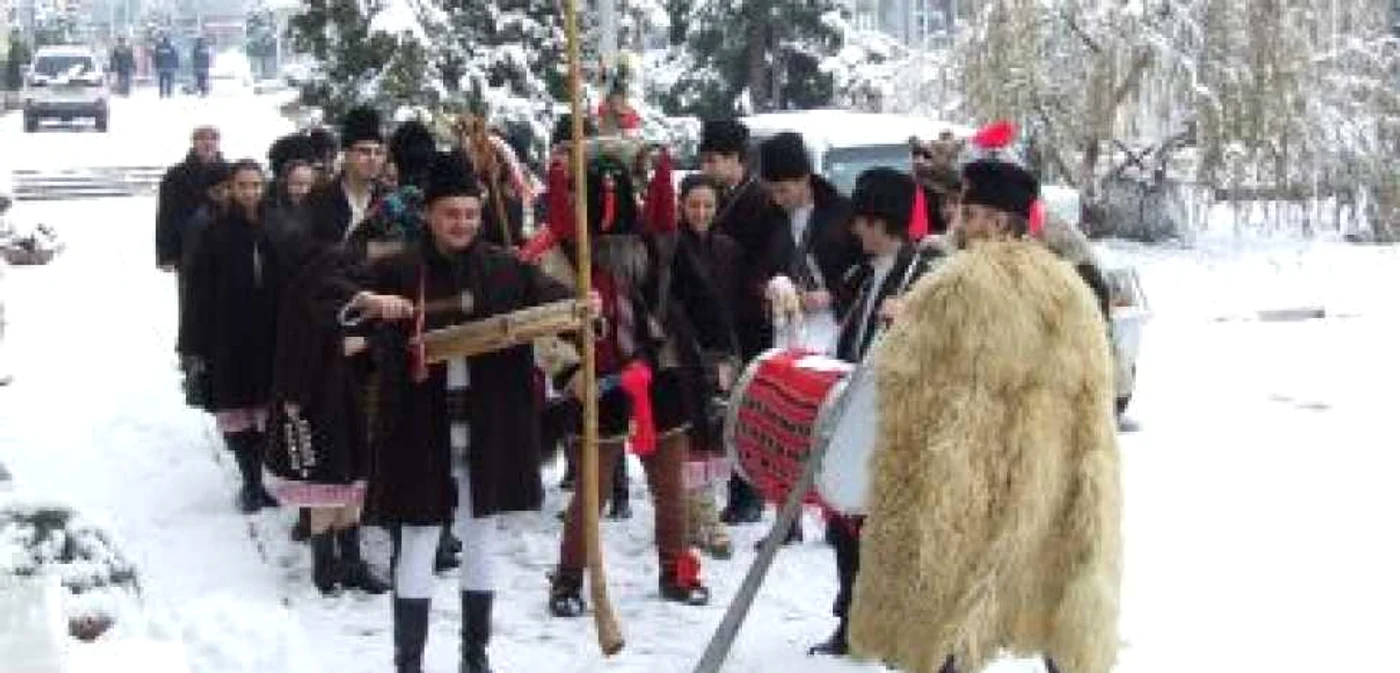Urătorii de la "Carmen Saeculare" au dat deşteptarea în centrul oraşului