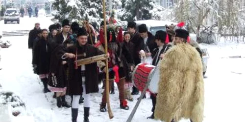 Urătorii de la "Carmen Saeculare" au dat deşteptarea în centrul oraşului