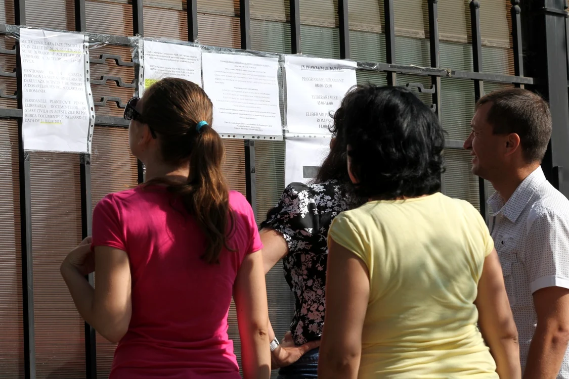 Elevi şi părinţi consultă mediile la Evaluarea Naţională FOTO Adevărul