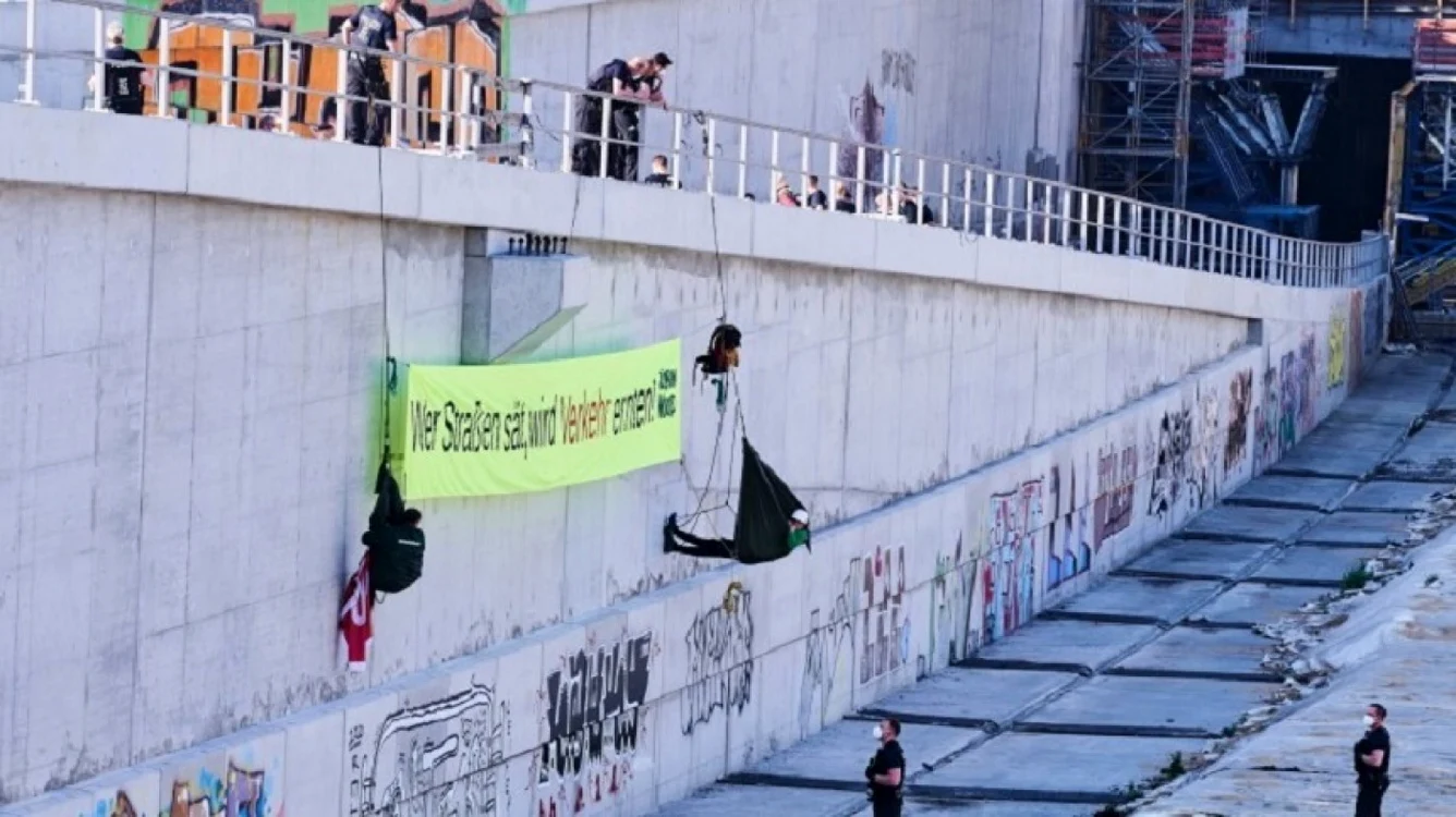 13 jurnalişti au fost reţinuţi la un protest al activiştilor de mediu faţă de construirea unei autostrăzi FOTO Twitter