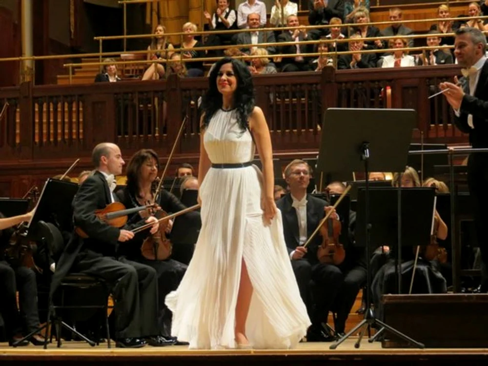
    Angela Gheorghiu strânge brațe de flori după fiecare concert  
