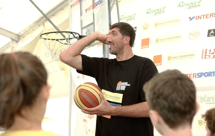 Ghiță Mureșan, singurul român care a jucat în NBA FOTO: Facebook/Ghiță Mureșan