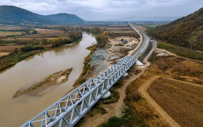 Pod peste Mureș, zona Brănișca. Foto: Adrian Bodaș, CFR Infrastructură Timișoara.