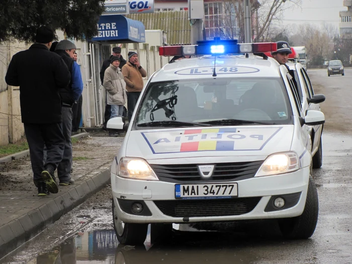 Poliţiştii se află la faţa locului şi efectuează cercetări FOTO: arhivă adevarul.slobozia.ro