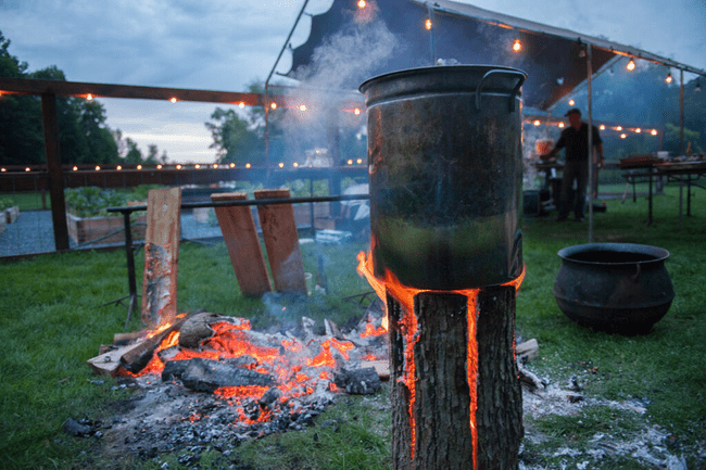 Gătitul ca în Epoca de Piatră a devenit o modă globală: bucătari din restaurante de top gătesc în cenușă, la foc deschis sau pe pietre