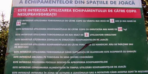 Plăcuțele sunt montate în câteva parcuri din oraș