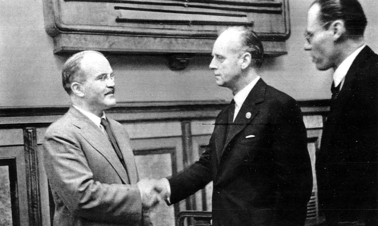 Ministrul de Externe al URSS Viaceslav Molotov și ministrul de Externe german Joachim von Ribbentrop