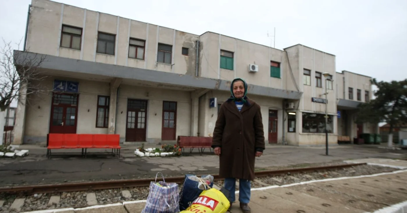 Maria Roman este una dintre cele două călătoare care au drum zilnic prin micuţa gară