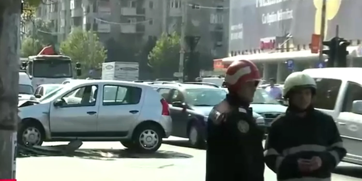 Mașinile veneau din sensuri opuse și vroiau să coboare spre Academia Militară (captură:Digi24)