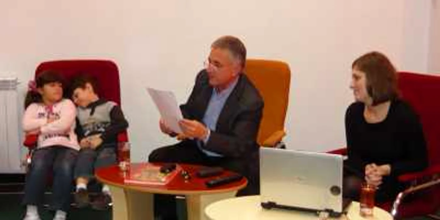 Primarul Constantin Hogea le citeşte celor mici 