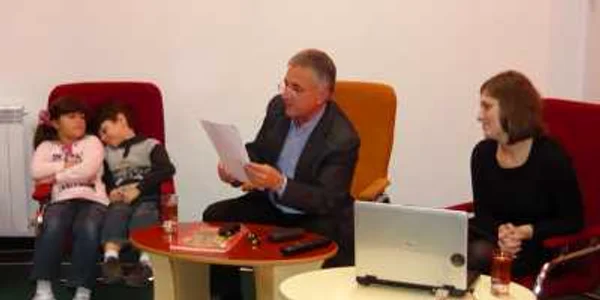 Primarul Constantin Hogea le citeşte celor mici 