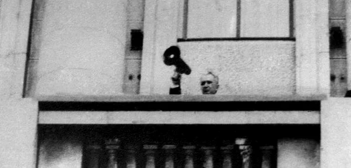 Nicolae Ceauşescu a ieşit pe balconul CC cu o portavoce în mână FOTO Ilie Bumbac