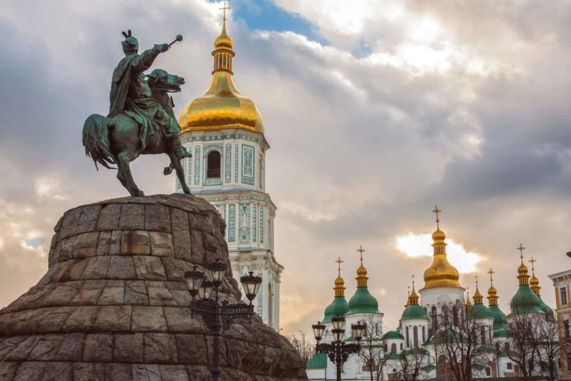 Statuia cnezuli Iaroslav cel Înţelep în fata Catedralei Sfânta Sofia din Kiev