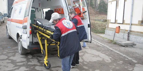 Ambulanţa a luat un om al străzii de pe drumuri, dar medicii nu i-au putut salva viaţa
