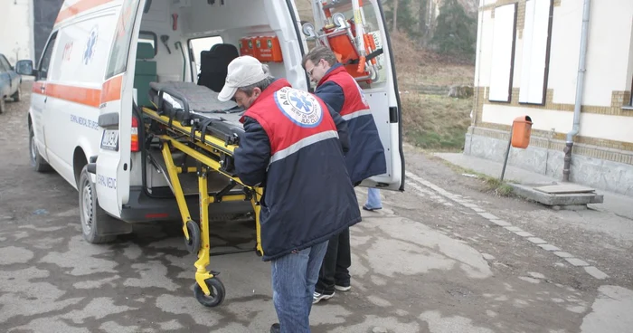 Ambulanţa a luat un om al străzii de pe drumuri, dar medicii nu i-au putut salva viaţa