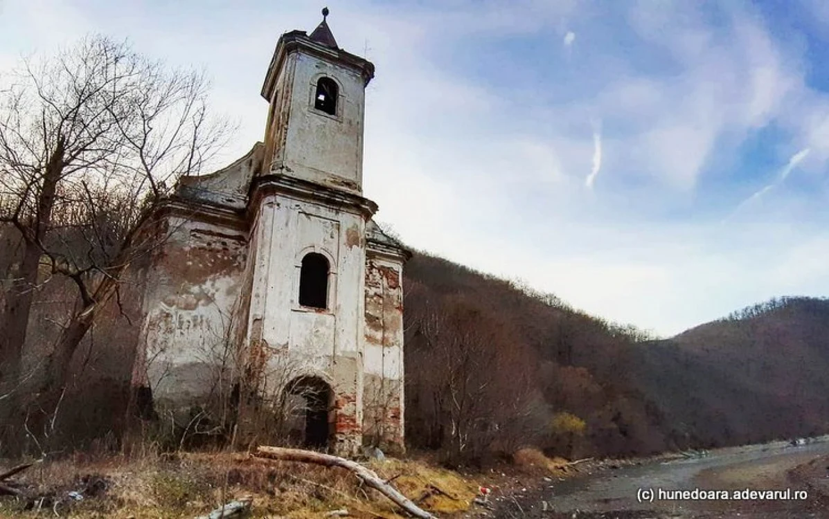 Biserica ruinată de pe malul Lacului Cinciş. ADEVĂRUL