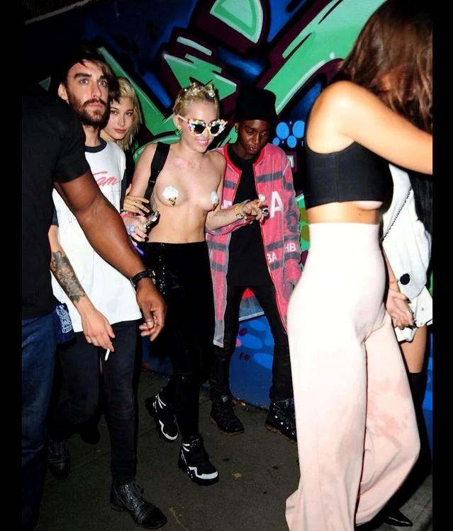 Miley şi prietenii s-au distrat la o petrecere sâmbătă seară