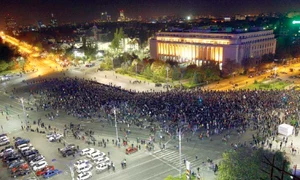 Mii de oameni au ajuns la Palatul Victoria, pentru a i cere premierului Ponta să demisioneze jpeg
