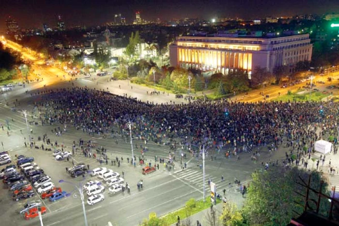 Mii de oameni au ajuns la Palatul Victoria, pentru a-i cere premierului Ponta să demisioneze