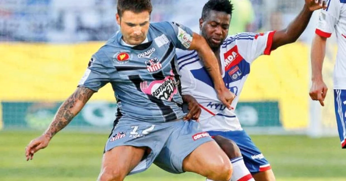 Adrian Mutu (stânga) are un singur gol la Ajaccio. FOTO: Adevărul