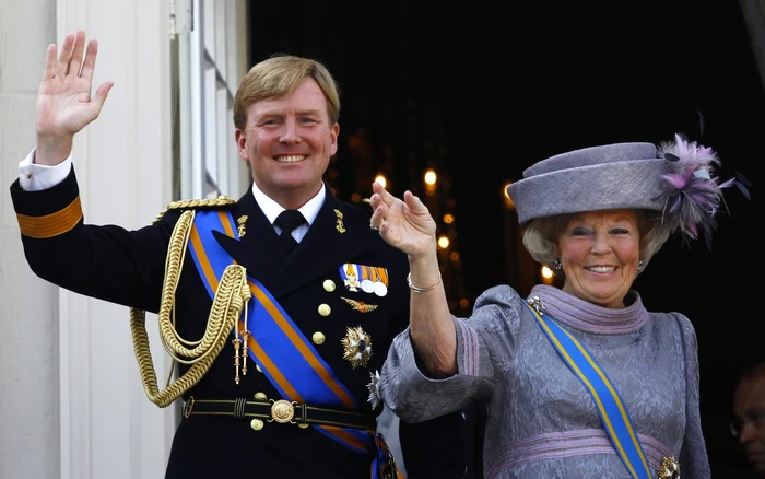 Regina Beatrix a Olandei, împreună cu fiul ei, Prinţul moştenitor Willem Alexander, la Palatul Regal Noordeinde FOTO Reuters