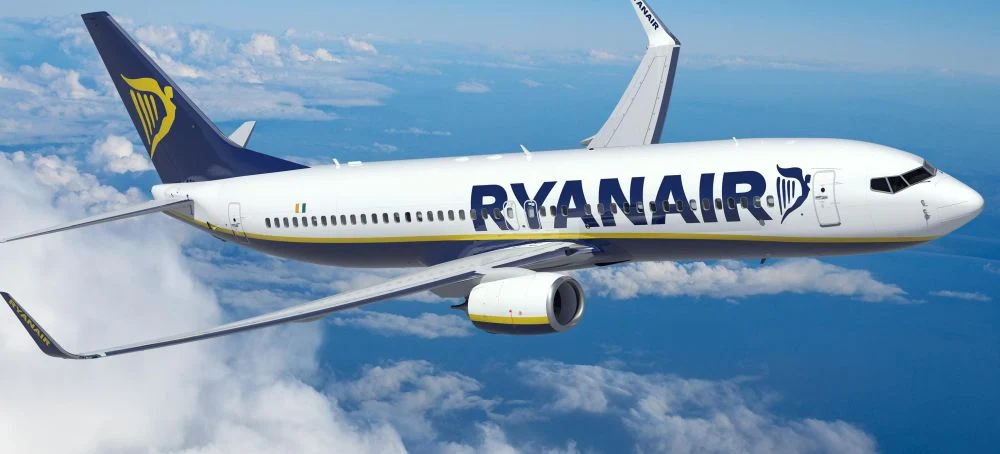 Teroare la bordul unui avion Ryanair: o însoțitoare de zbor proiectată în tavan, alta lovită de căruciorul de serviciu