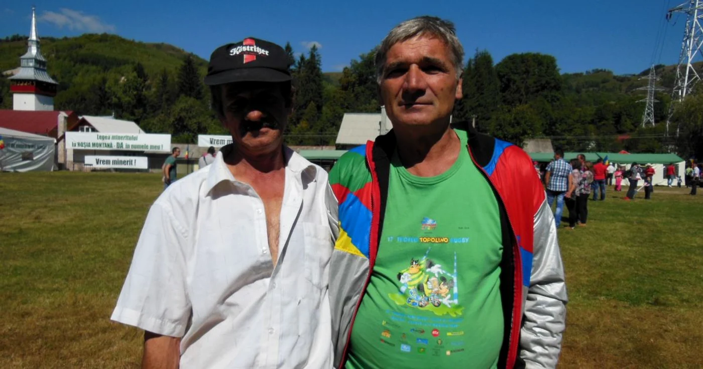 Valer Briciu şi Gherasim Bartoc sunt doi locuitori din Roşia Montană care aşteaptă începerea exploatării aurului FOTO: Dorin Ţimonea
