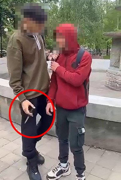 Adolescent amenințat cu un cuțit de un tânăr chiar în ziua în care a devenit major. „Mai ești șmecher, ia zi?”