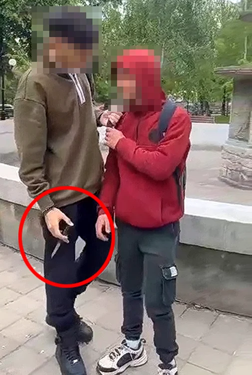 Momentul în care tânărul de 18 ani scoate cuțitul FOTO captură video Vremea Nouă