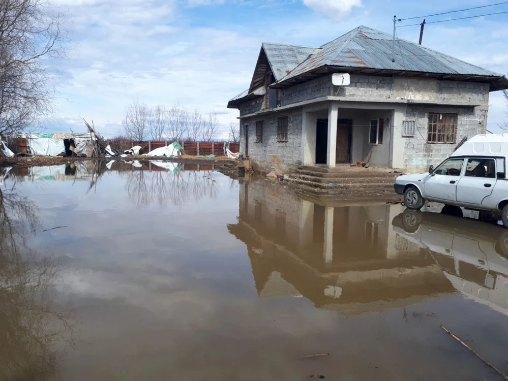 În urma precipitaţiilor, pompierii au fost solicitaţi să intervină Gura Foii, Moreni, Gemenea, Priseaca sau Doiceşti unde mai multe locuinţe, străzi şi curţi au fost inundate.