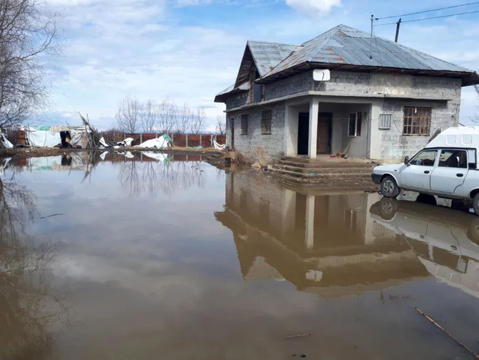 În urma precipitaţiilor, pompierii au fost solicitaţi să intervină Gura Foii, Moreni, Gemenea, Priseaca sau Doiceşti unde mai multe locuinţe, străzi şi curţi au fost inundate.