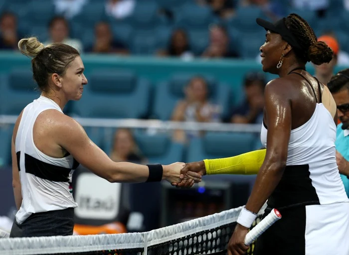 La finalul disputei, Simona Halep și Venus Williams și-au strâns mâna, fiecare având zâmbetul pe buzeFoto: Guliver / GettyImages