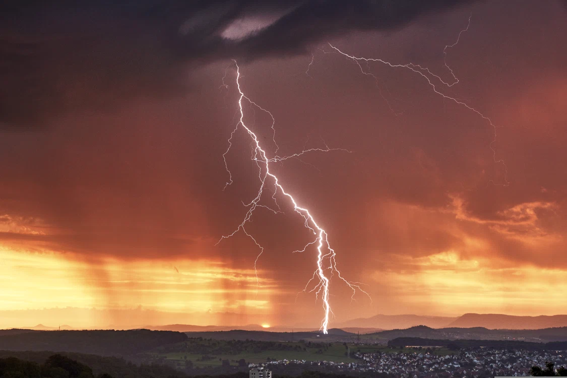 Un fulger a rănit nouă persoane în Germania. Foto cu caracter ilustrativ Pixabay 