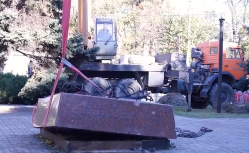 Monumentul este smuls cu ajutorul unui camion cu macara la Mariupol Foto: Captură de ecran