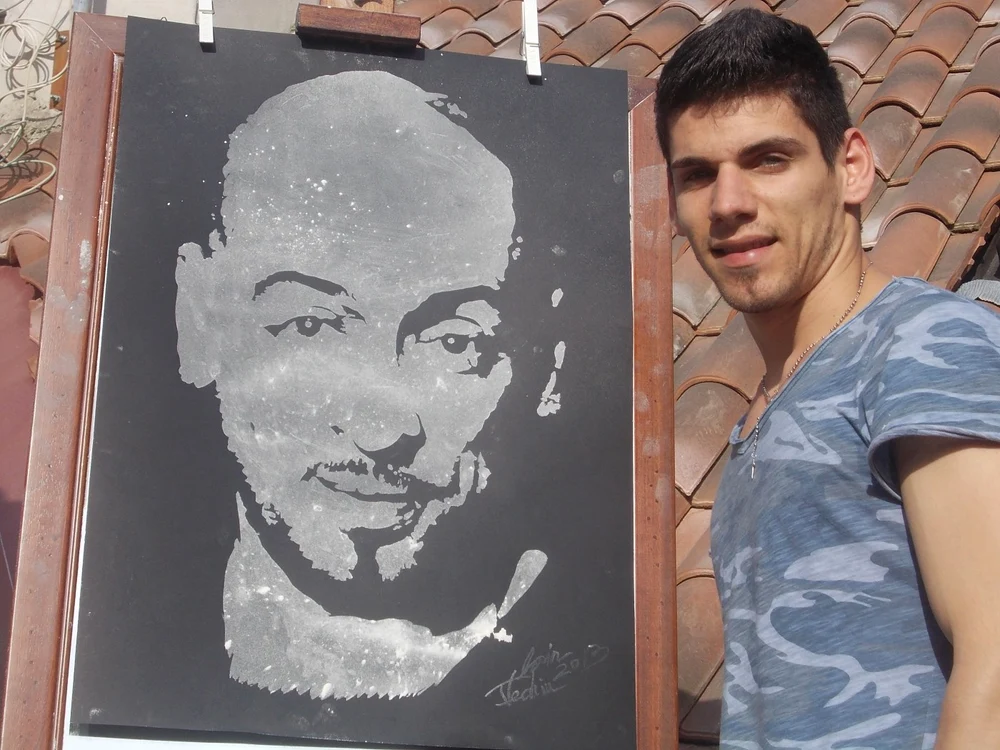 Florin Vechiu, alături de unul dintre portretele sale Foto:Arhivă personală