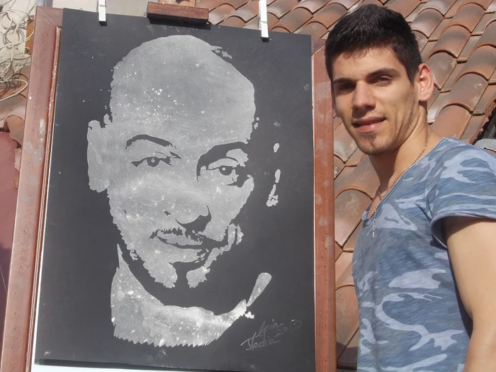 Florin Vechiu, alături de unul dintre portretele sale Foto:Arhivă personală