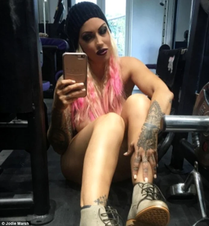 Jodie Marsh, nud, la sala de forţă