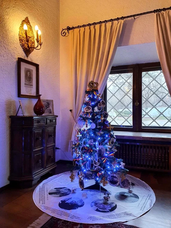 13 craciun la savarsin 2021 12 bradul impodobit dedicat regelui mihai jpg jpeg