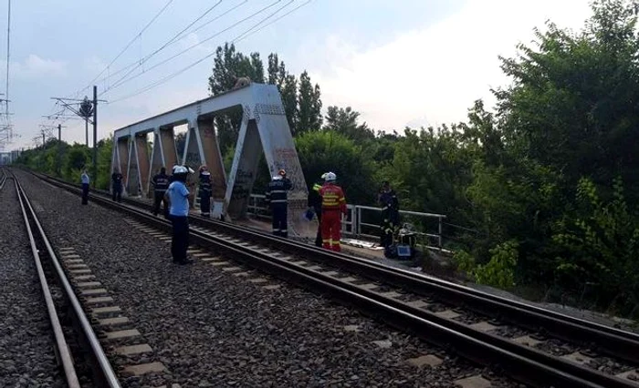 Doi adolescenți au fost electrocutați pe podul CFR din Parcul HerăstrăuFoto: Mediafax