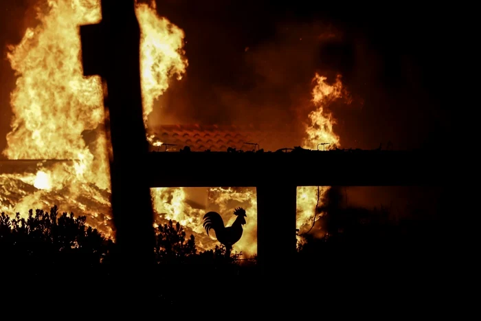 Imagine din timpul incendiului devastator din Mati, Grecia FOTO EPA-EFE