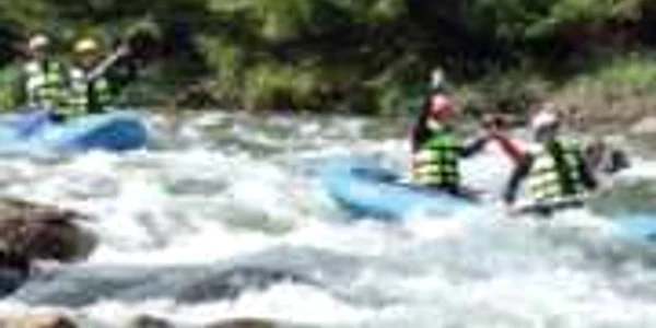 Salvaţi de la înec după o cursă de rafting pe Jiu