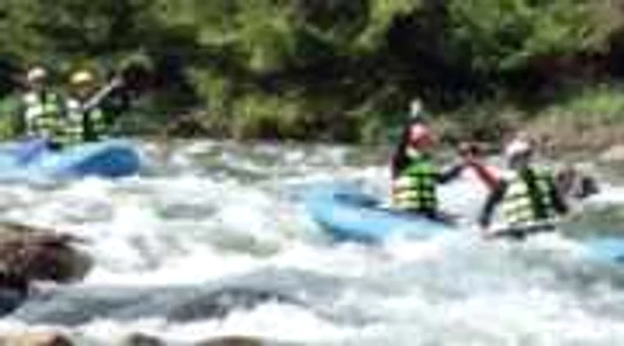 Salvaţi de la înec după o cursă de rafting pe Jiu